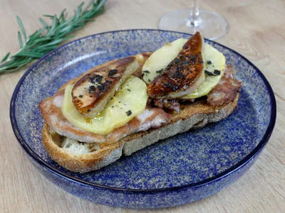 Tosta de Solomillo ibérico con foie de manzana confitada